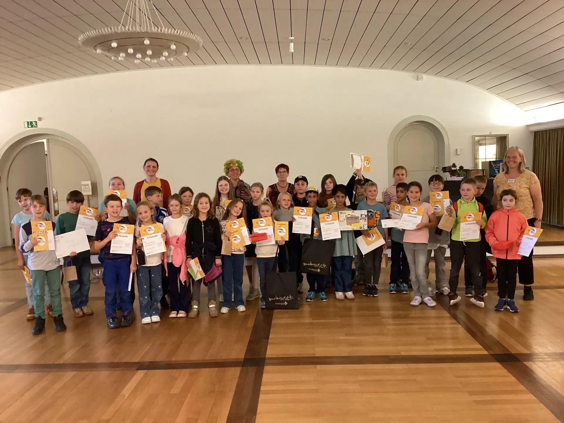 Gruppenfoto bei der Abschlussveranstaltung in der Stadtbücherei mit mehreren Personen.