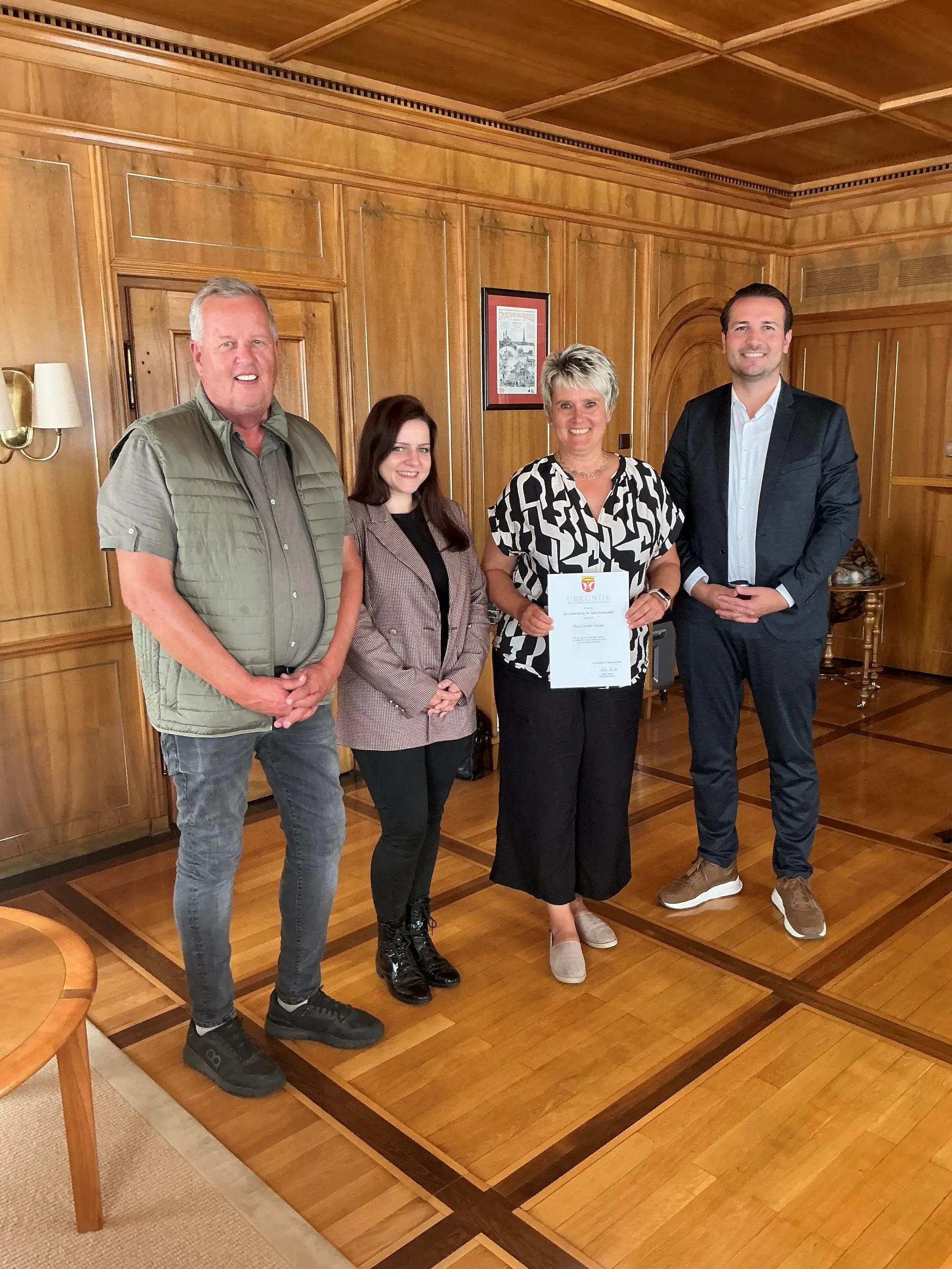 Kerstin Harzer (mit Urkunde) ist seit 40 Jahren im öffentlichen Dienst beschäftigt. Dazu gratulierten ihr (von links) Otto Rittmann vom Personalrat, Felicitas Horn von der Personalabteilung und Oberbürgermeister Adrian Sonder.