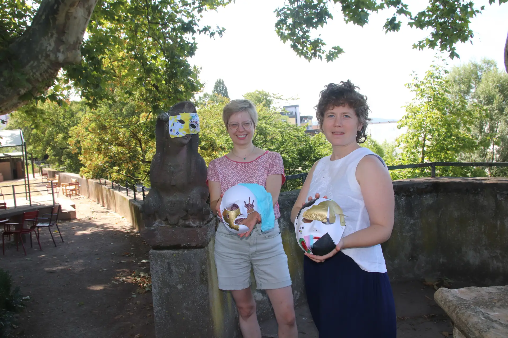 Franziska Kuen und Lara Süß präsentieren bereits einige der Masken, die unter anderem im Rahmen der Ausstellung zu sehen sind.