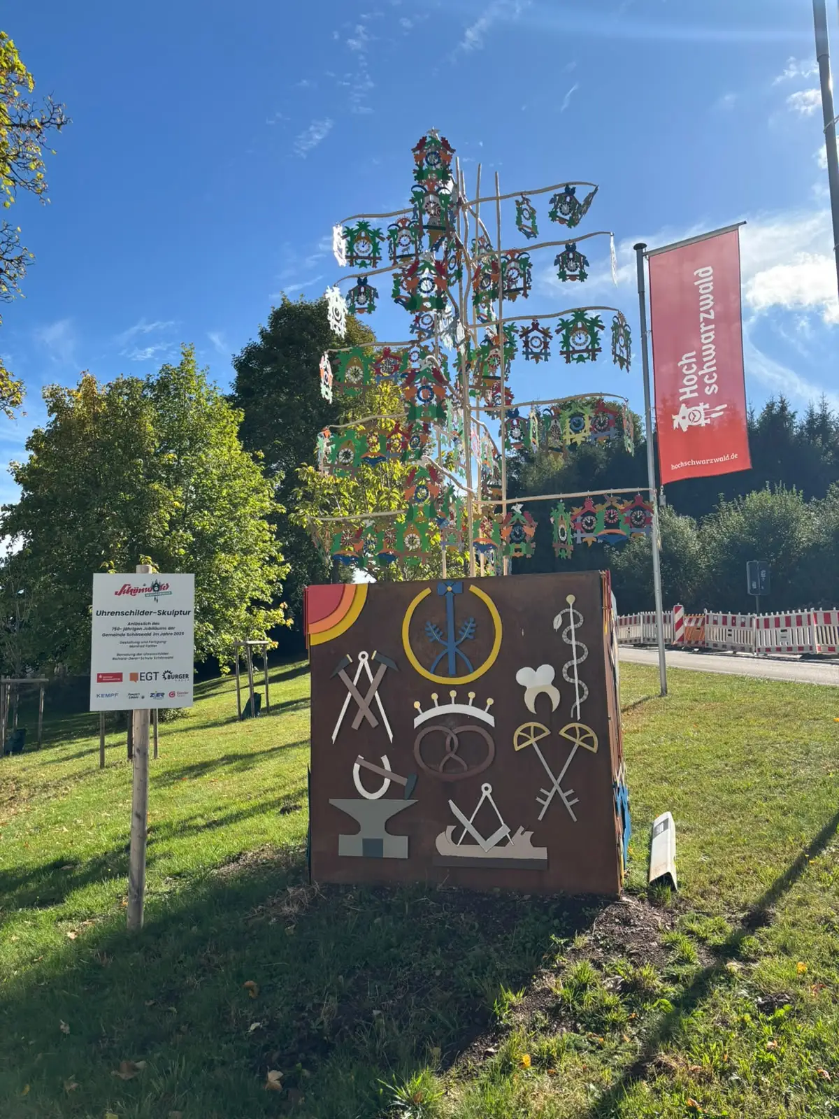 Kuckucksuhren-Skulptur in Schönwald wieder in frischem Zustand