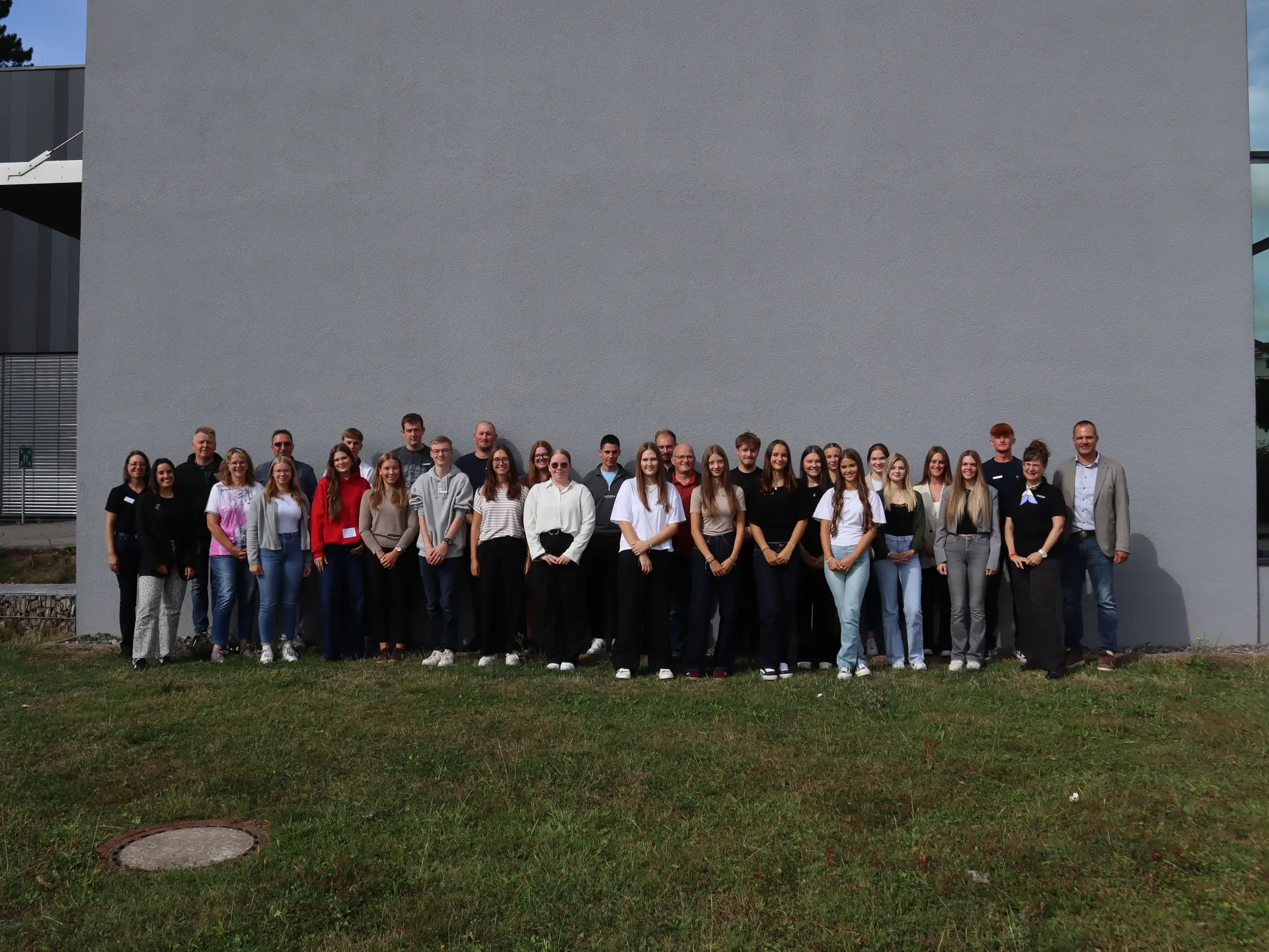 Die neuen Nachwuchskräfte beim Landratsamt Freudenstadt mit den Auszubildenden des zweiten Ausbildungsjahres, Ausbildungsbeauftragten, Ausbildungsleiterin Bernadette Stritt und dem Ersten Landesbeamten Reinhard Geiser.