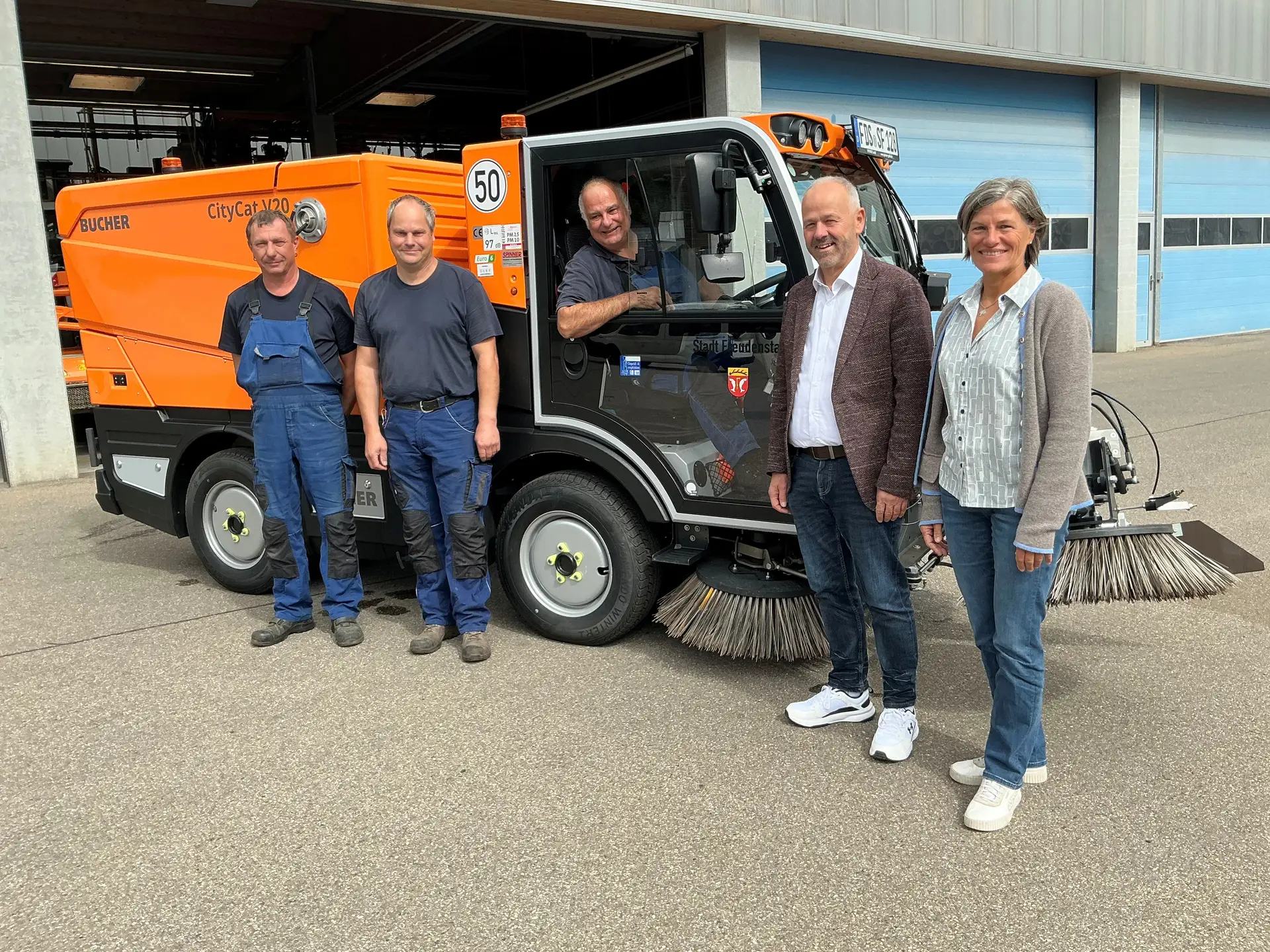 Markus Müller, die Fahrer Jürgen Braun und Andreas Proß, Bürgermeister Wolfgang Fahrner und BBA-Leiterin Gabriele Zürn mit der neuen Kehrmaschine.