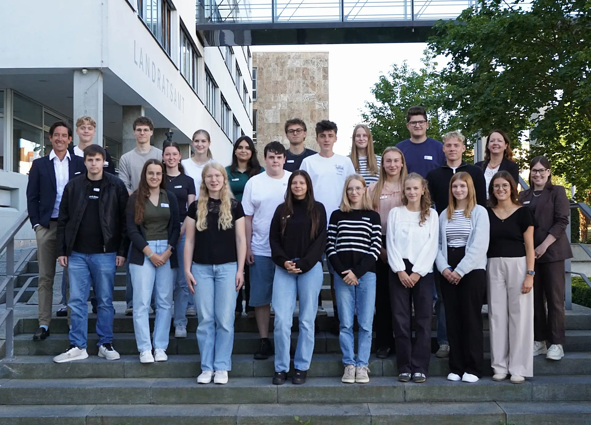 Landrat Mario Glaser (links) hieß die Auszubildenden und Studierenden mit Annika Jäger (1. von rechts), stellvertretende Leitung des Haupt- und Personalamts und den Ausbildungsleiterinnen Annika Koch (2. von rechts) und Sonja Koppe (3. von rechts) an ihrem ersten Tag im Landratsamt Biberach herzlich willkommen. Bild: Landratsamt