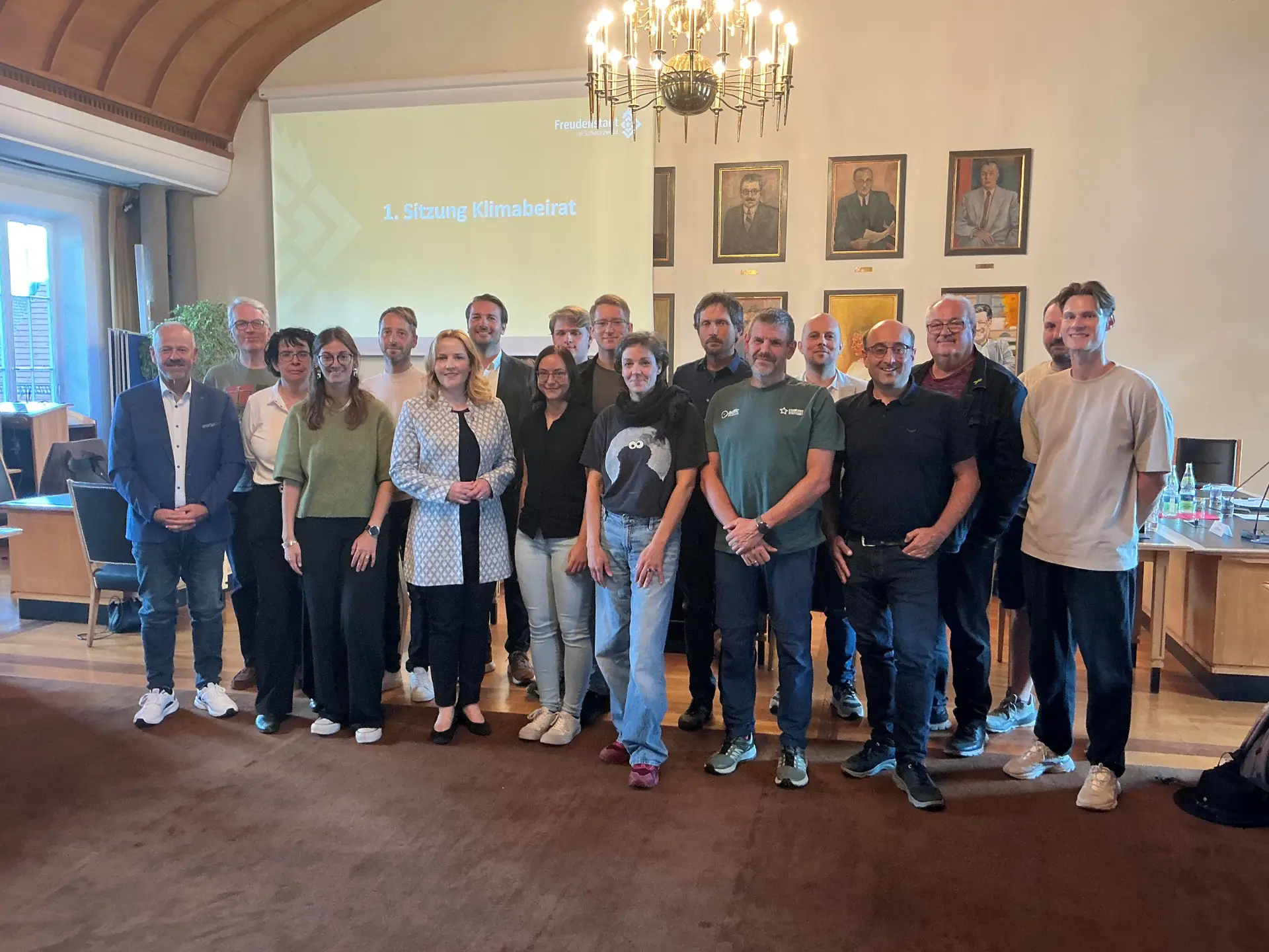 Die Mitglieder des Klimabeirats zu Beginn der ersten Sitzung zusammen mit Bürgermeister Wolfgang Fahrner (links), Oberbürgermeister Adrian Sonder (Siebter von links) und Daniel Fenslein, Klimaschutzmanager der Stadt (hintere Reihe, Mitte).