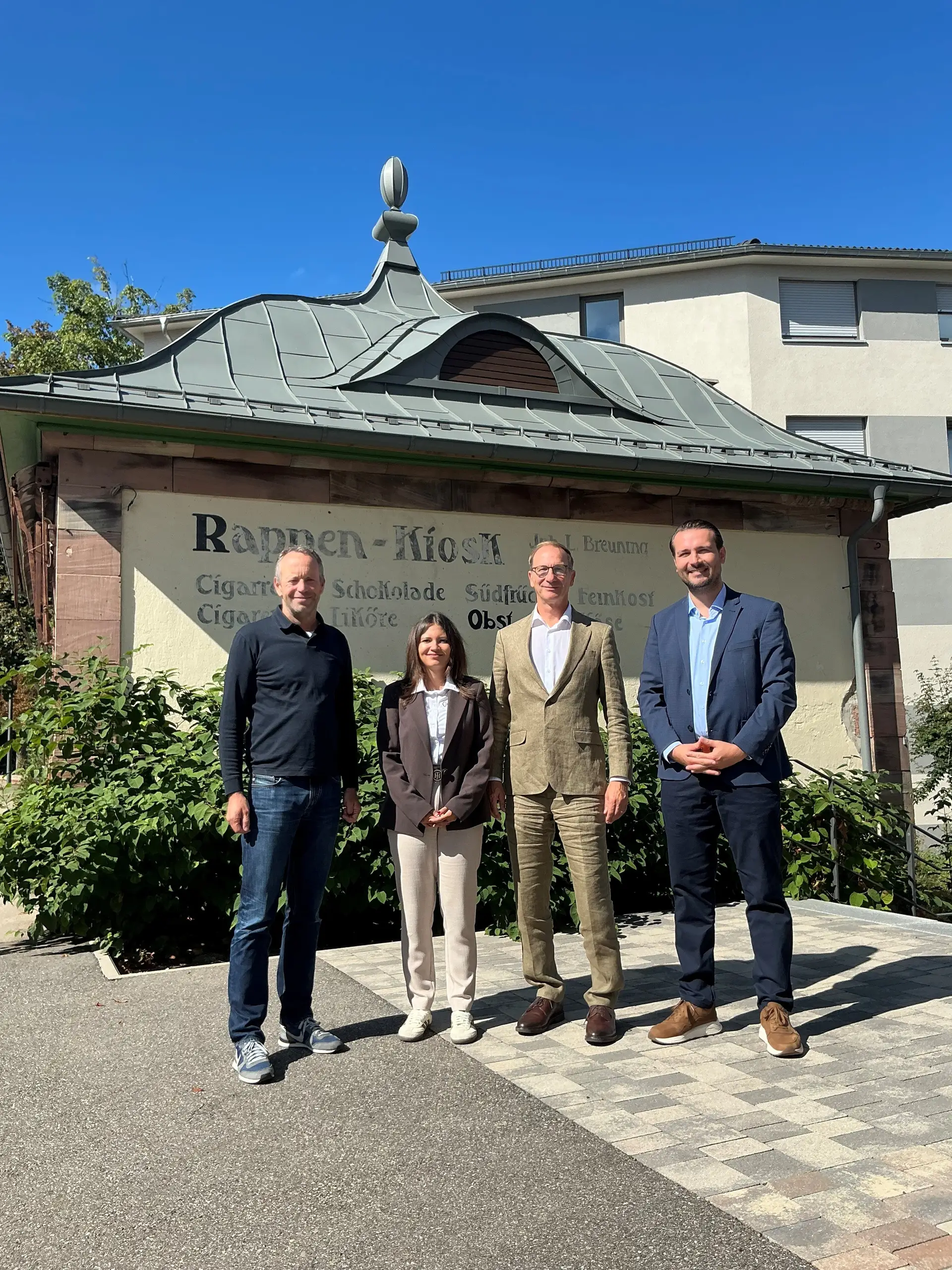 Freuen sich auf das Projekt Rappenpavillon (von links): Thomas Gärtner, Ann-Cheryl Römpp, Matthias Pape, Geschäftsführer von Oest Energies, und Oberbürgermeister Adrian Sonder.