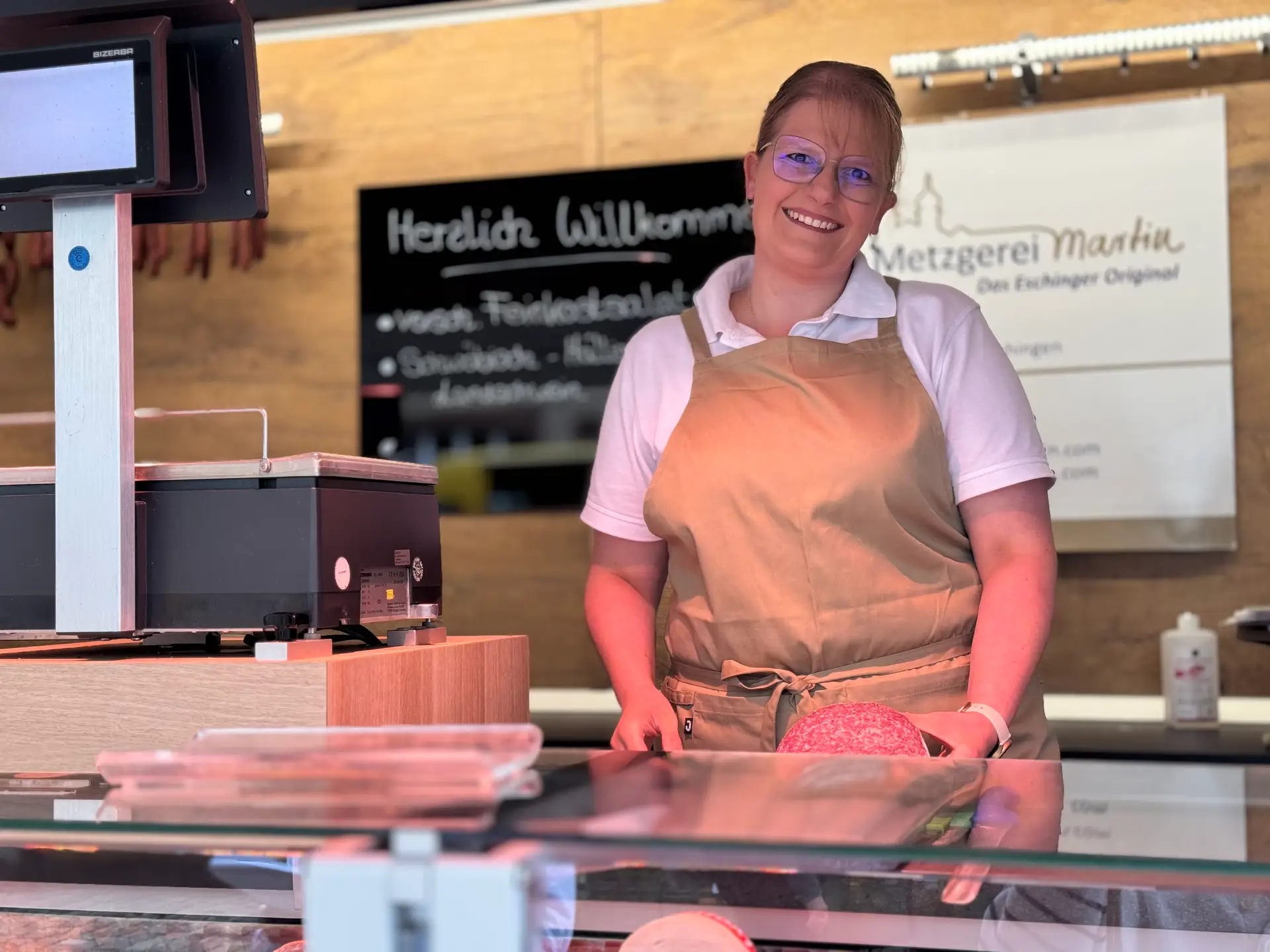 Frische Fleisch- und Wurstwaren auf dem Villinger Wochenmarkt: Isabelle Schulz, Inhaberin der Metzgerei Martin, hinter ihrer Verkaufstheke.