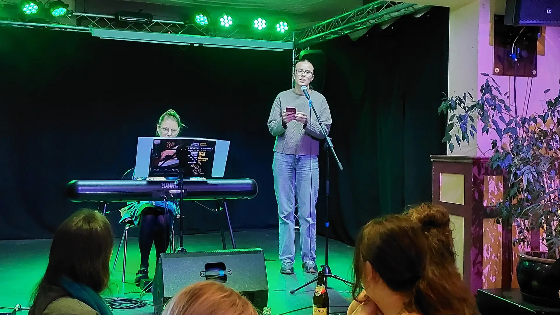 Menschen singen und spielen Klavier im Rahmen der KulturKüche im Jugendhaus Spektrum.