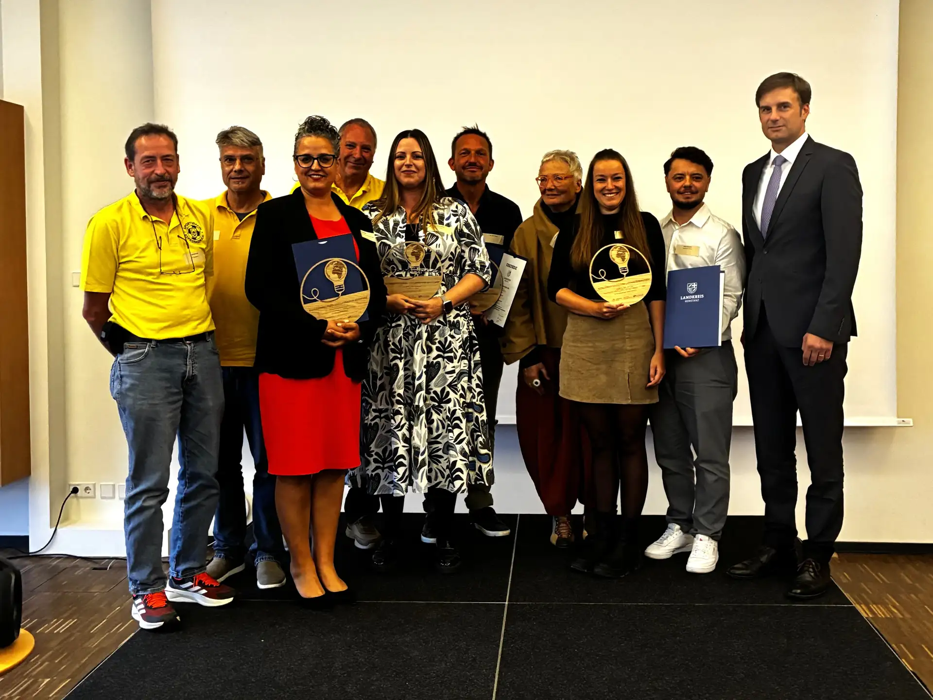 Gruppe der Gewinnerinnen und Gewinner des Klimaschutzpreises 2026 mit Landrat Zeno Danner.