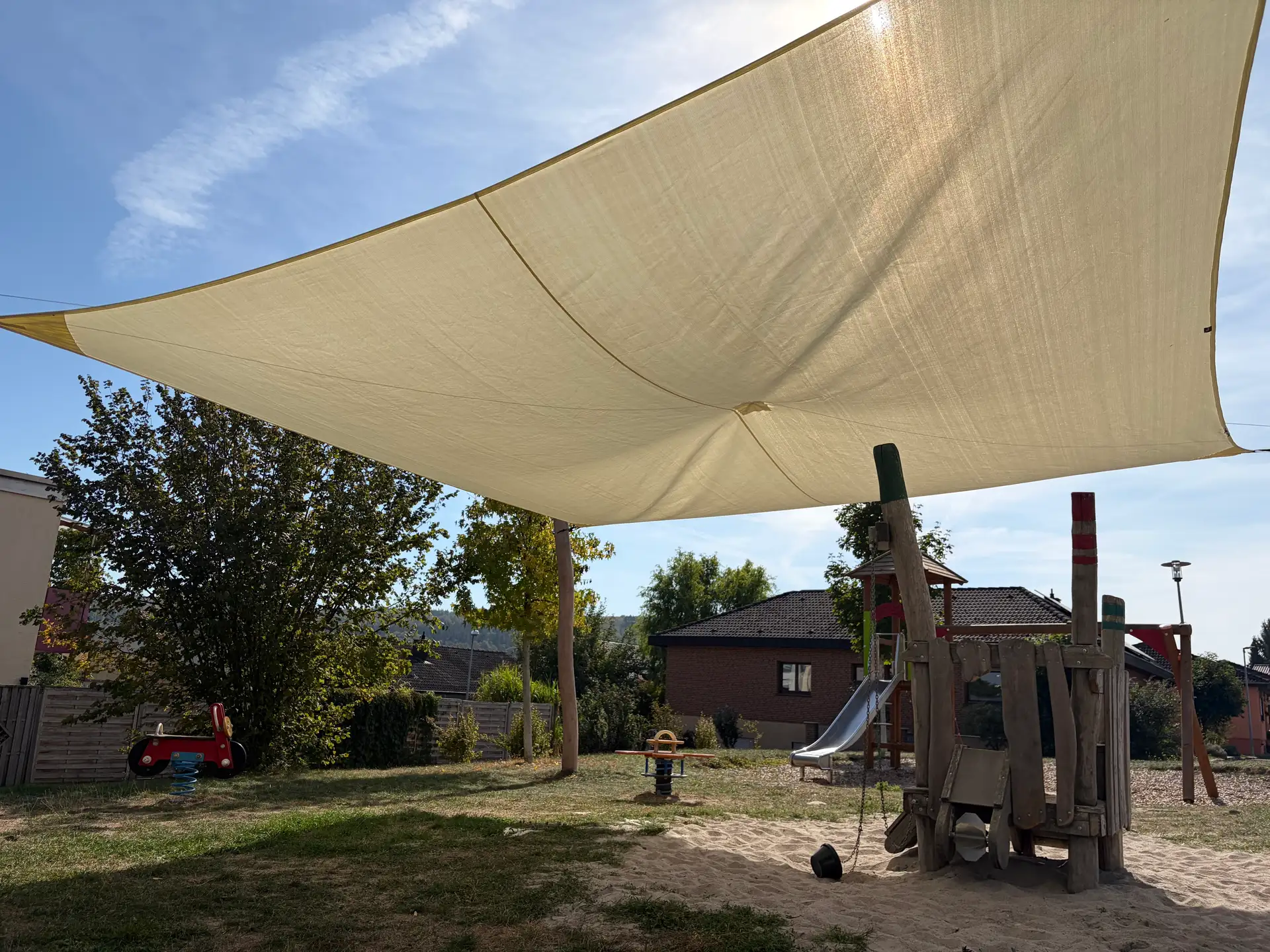 Sonnensegel auf einem Spielplatz am Standort Kornweg.