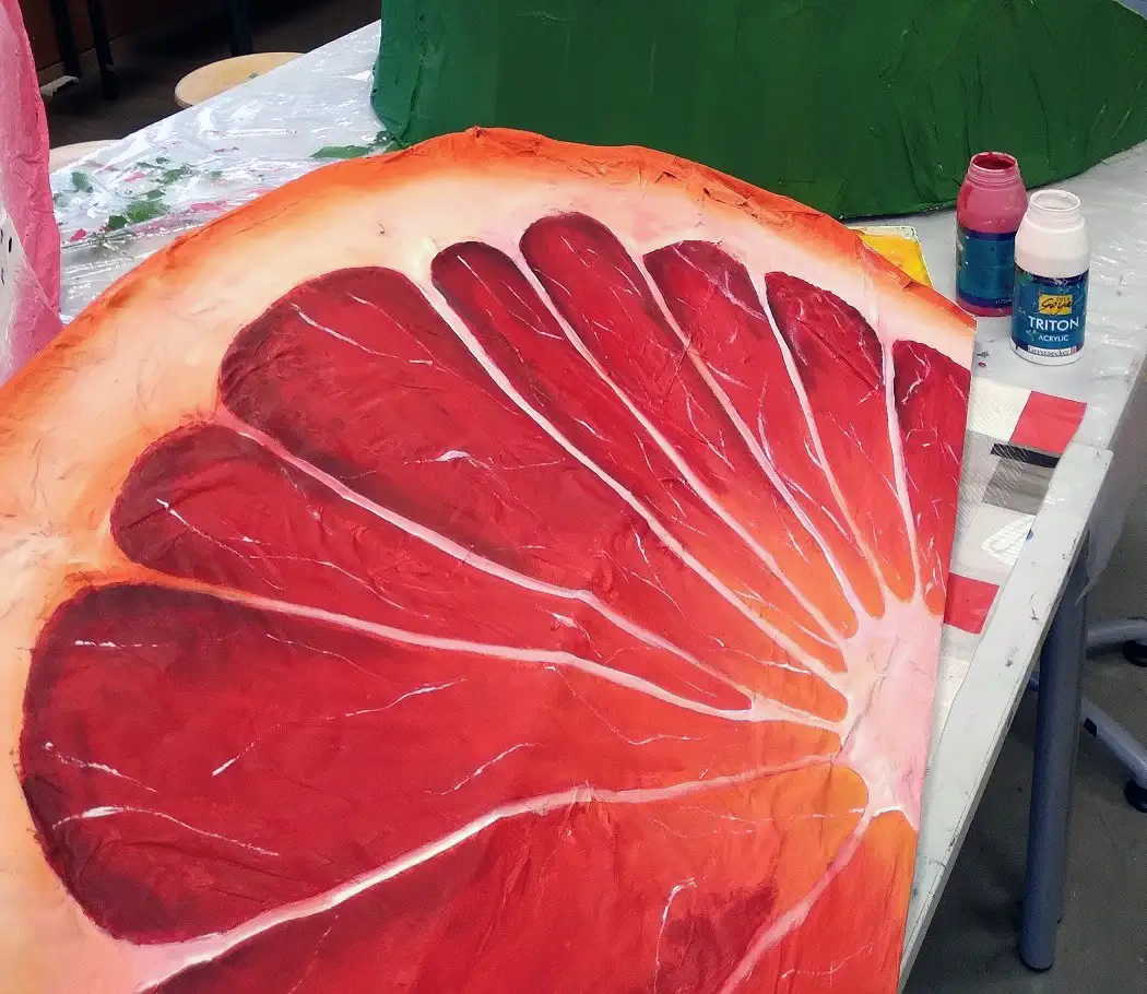 Die Teilnehmenden gestalten überdimensionale Kiwis, Melonen und andere bunte Früchte aus Pappe. Fotos: Jugendkunstschule Bodenseekreis
