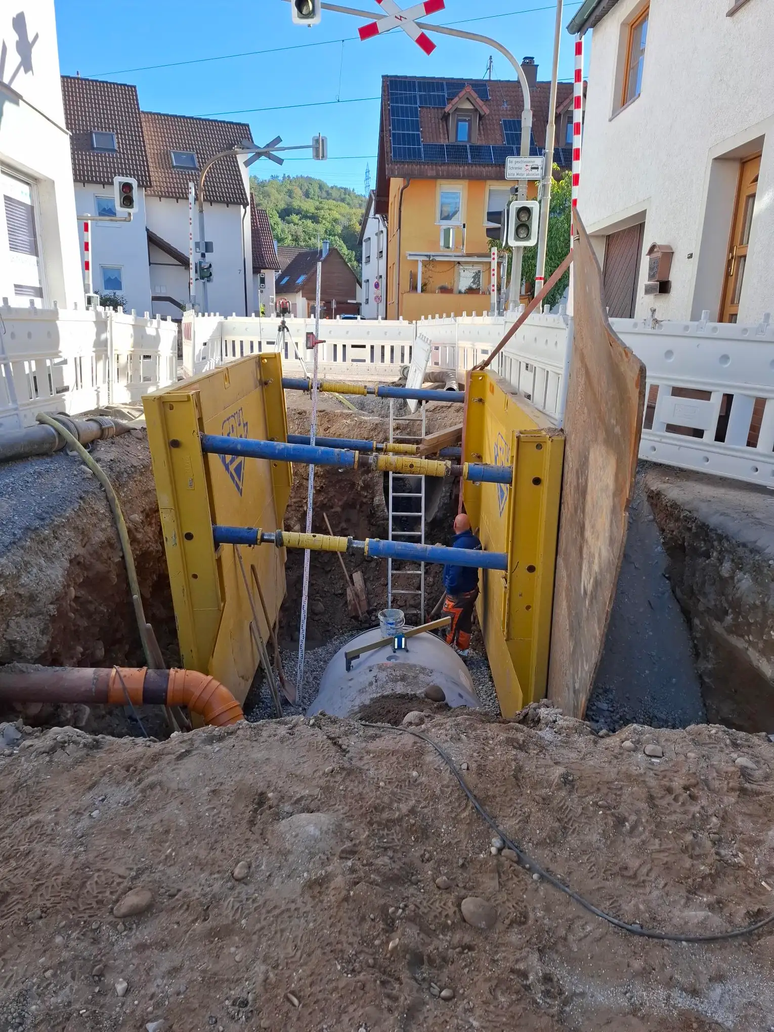 Straßenbaustelle mit Bauabsperrungen und Arbeiten in der Hördener Straße/Landstraße.