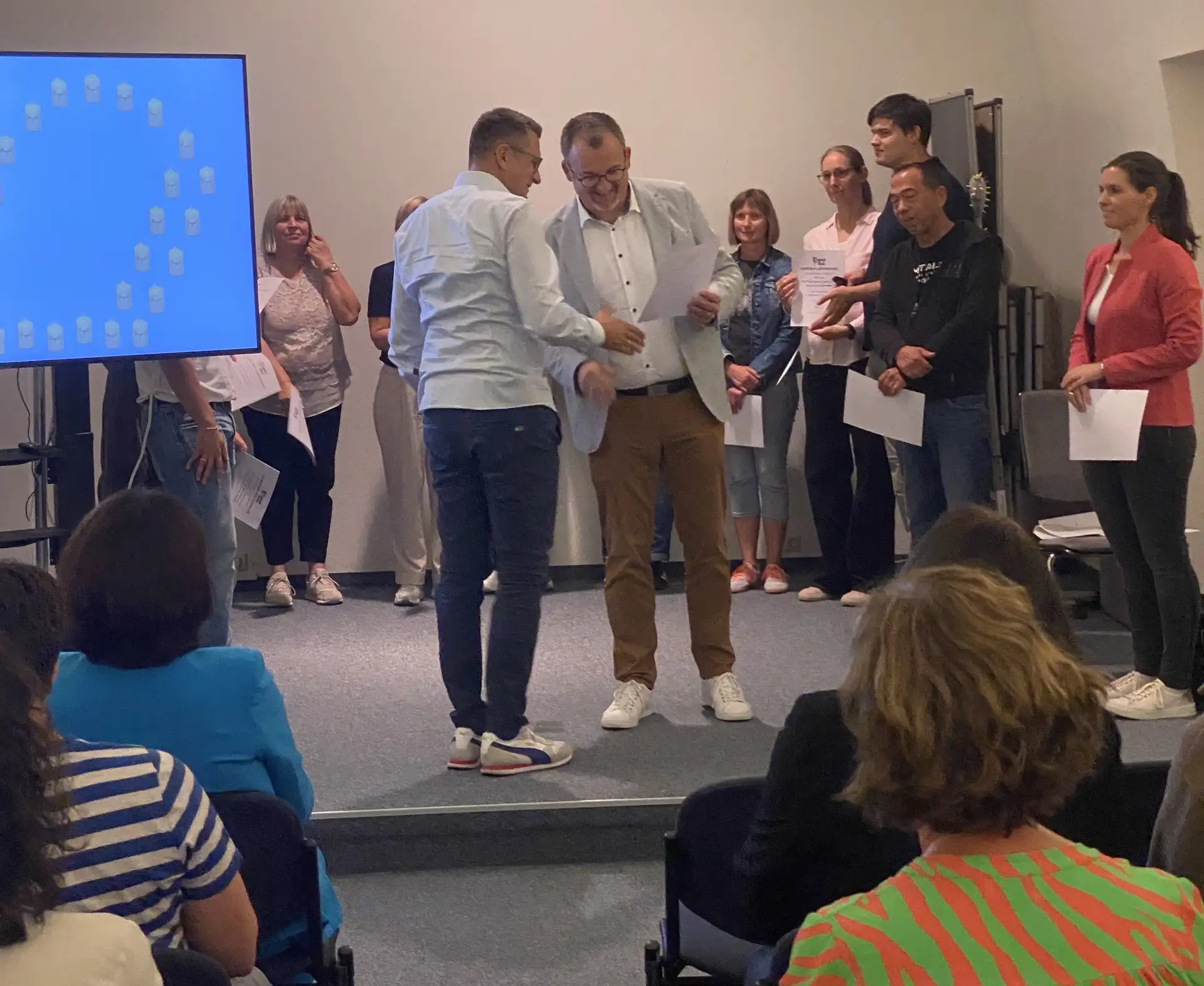 Landrat Andreas Junt und Jacqueline Haug vom Jugendfonds übergeben Förderzusagen an Vertreterinnen und Vertreter von Vereinen und Institutionen.