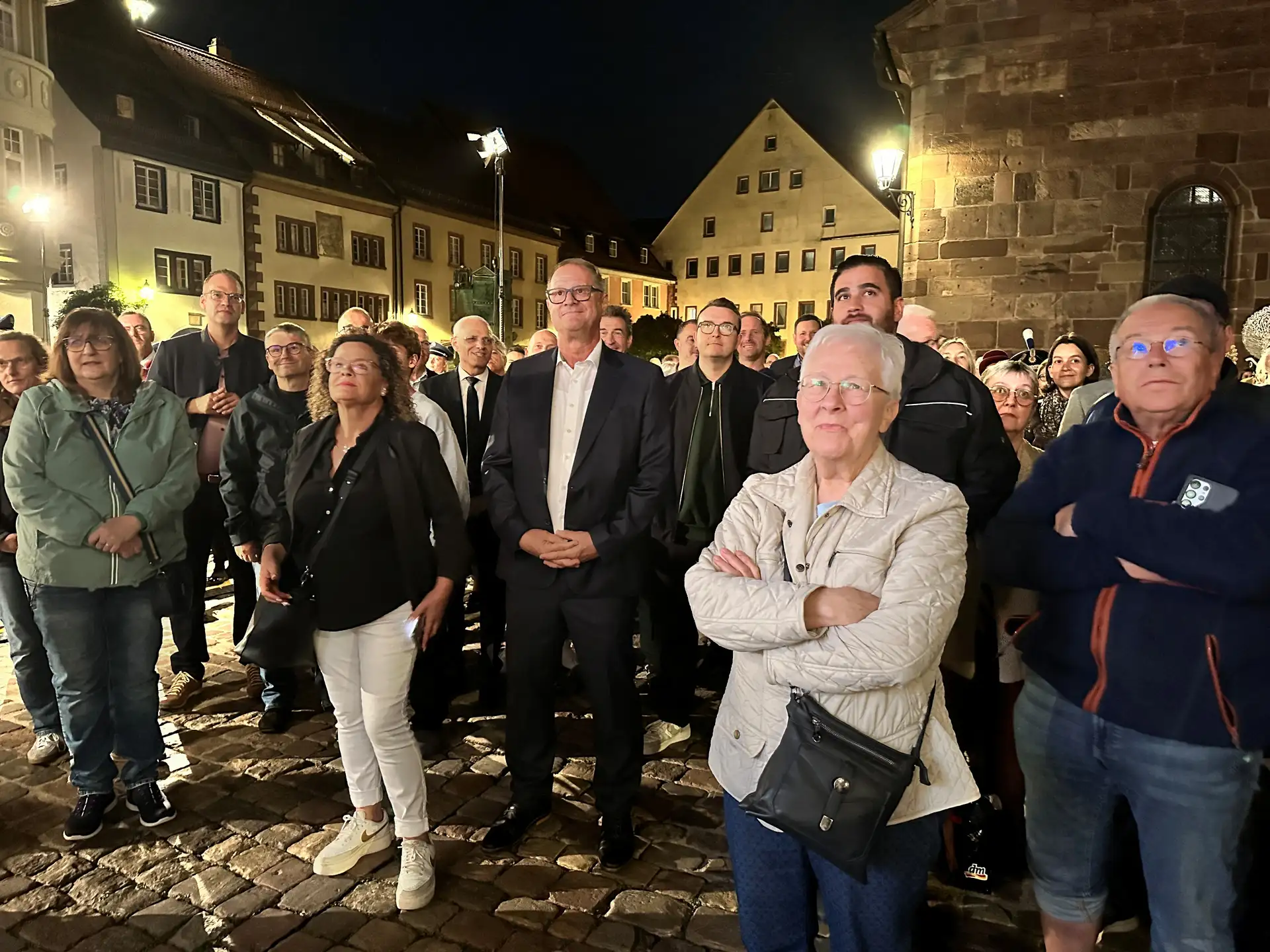 Oberbürgermeister Jürgen Roth wurde im ersten Wahlgang für eine zweite Amtszeit wiedergewählt. Auf dem Villinger Münsterplatz wurde das Ergebnis gemeinsam mit vielen Bürgerinnen und Bürgern erwartet.