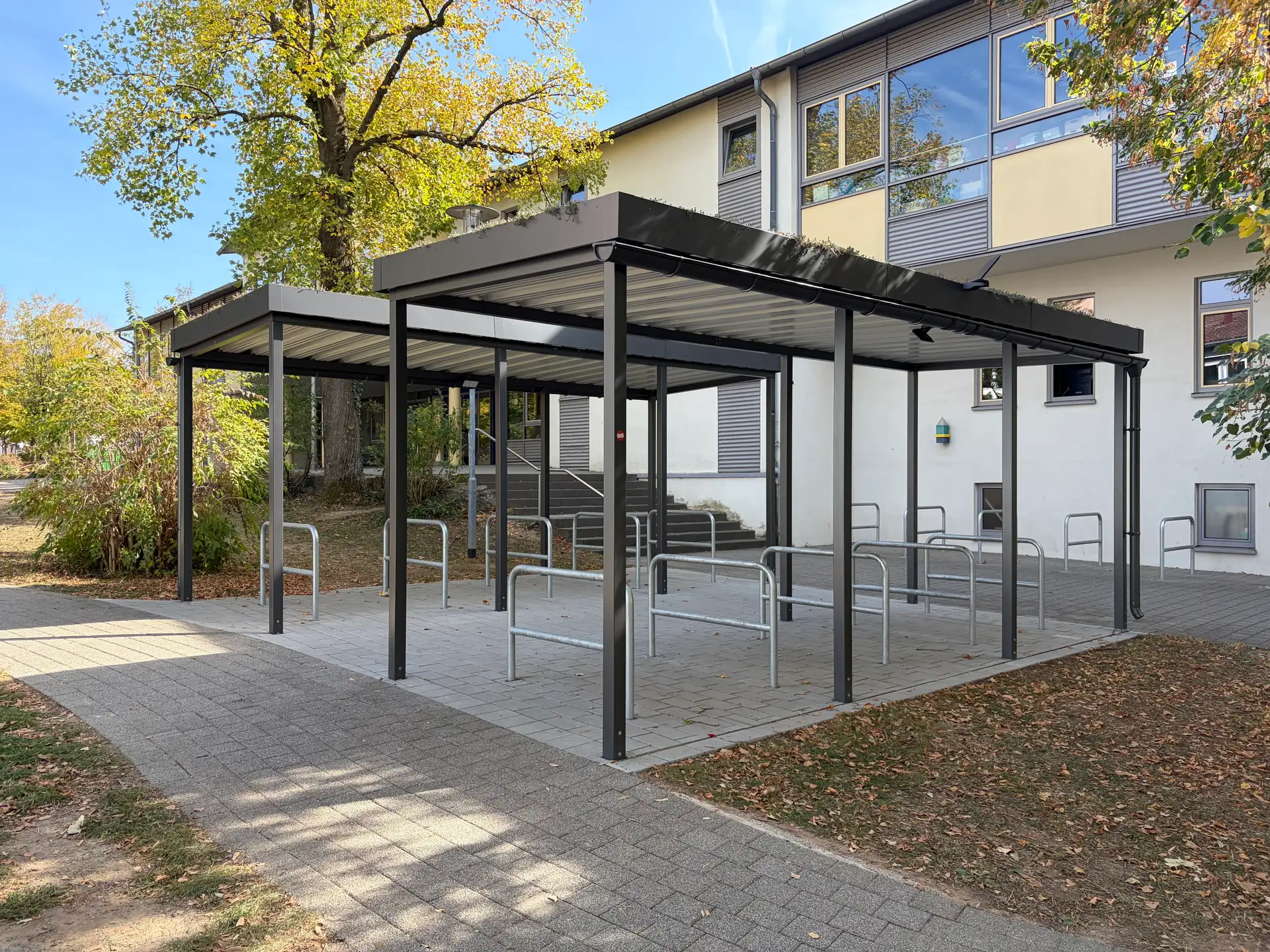 Überdachte Fahrradabstellanlage an der Schillergrundschule mit stabilen Anlehnbügeln.