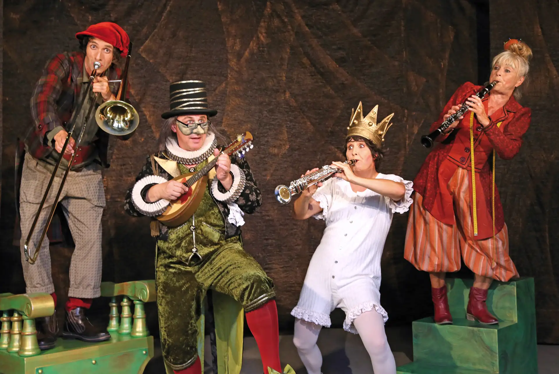 Theaterproduktion „Des Kaisers neue Kleider“ mit Kostümdetails des theater mimikri (Foto Jürgen Frisch).