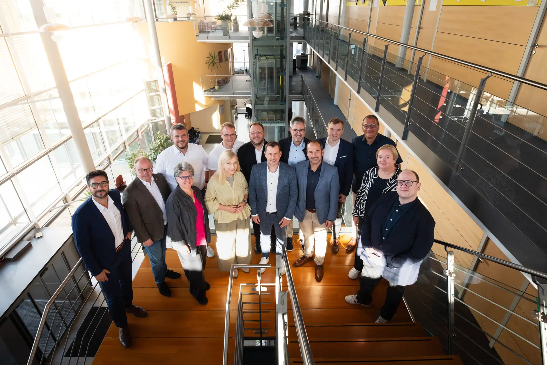 Neun (Ober-)Bürgermeisterinnen und -Bürgermeister sowie weitere Personen bei einem Treffen im Rahmen des Projekts „Pflege im Takt der Region“, aufgenommen beim Bürgermeistertreffen in Rudersberg.