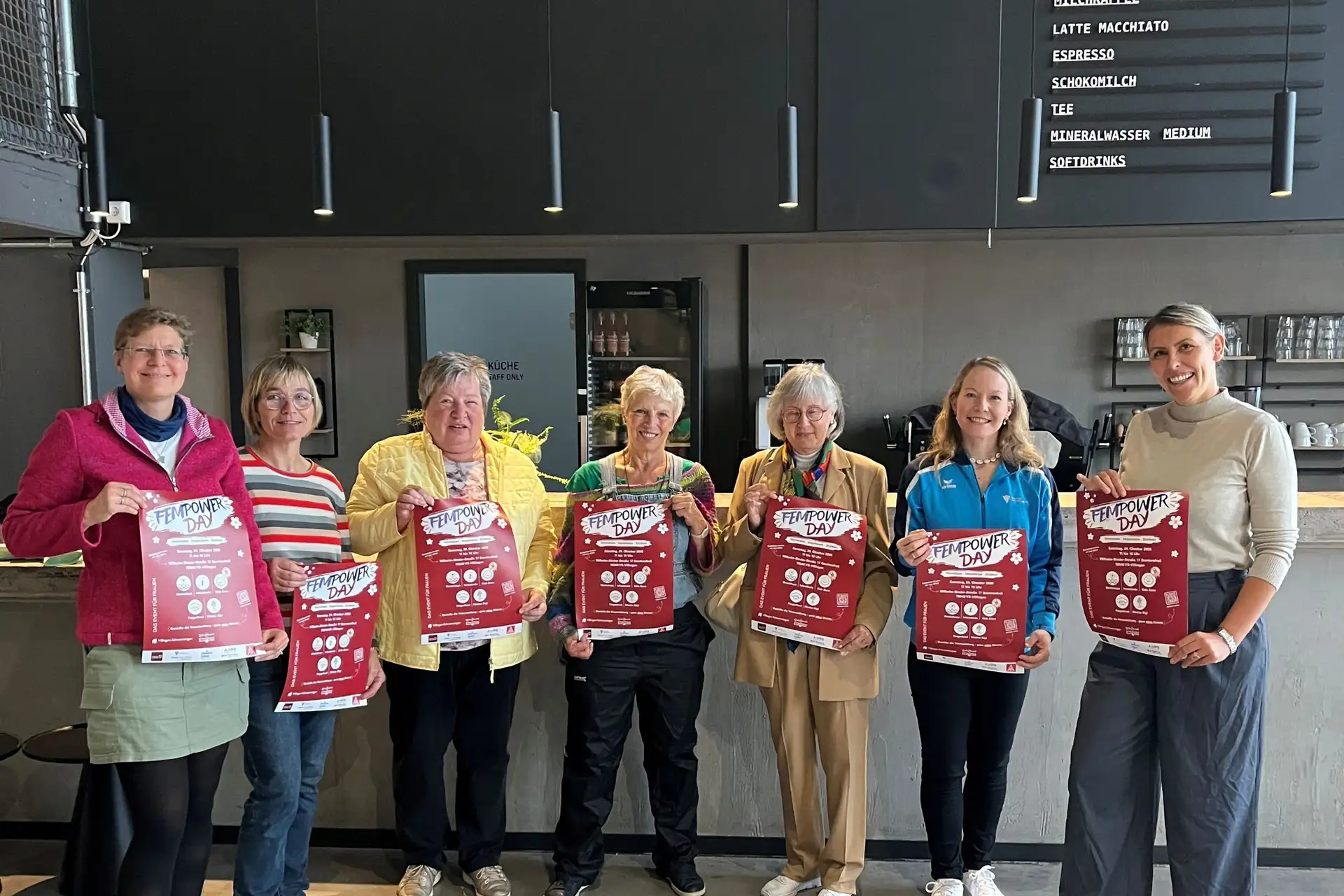Melanie Pees, Angelika Thoma, Brigitte Drzyzga, Christine Hembach, Beatrix Herold, Sarah Sommer und Lilli Epp stehen von links nach rechts und lächeln.