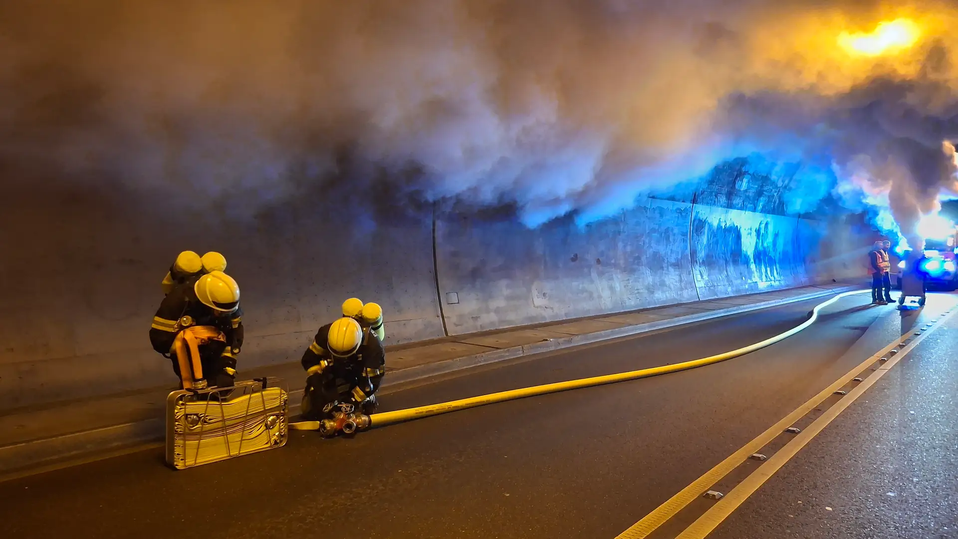 Die Wasserversorgung zum Löschangriff wird von der Rauchgrenze aus aufgebaut.