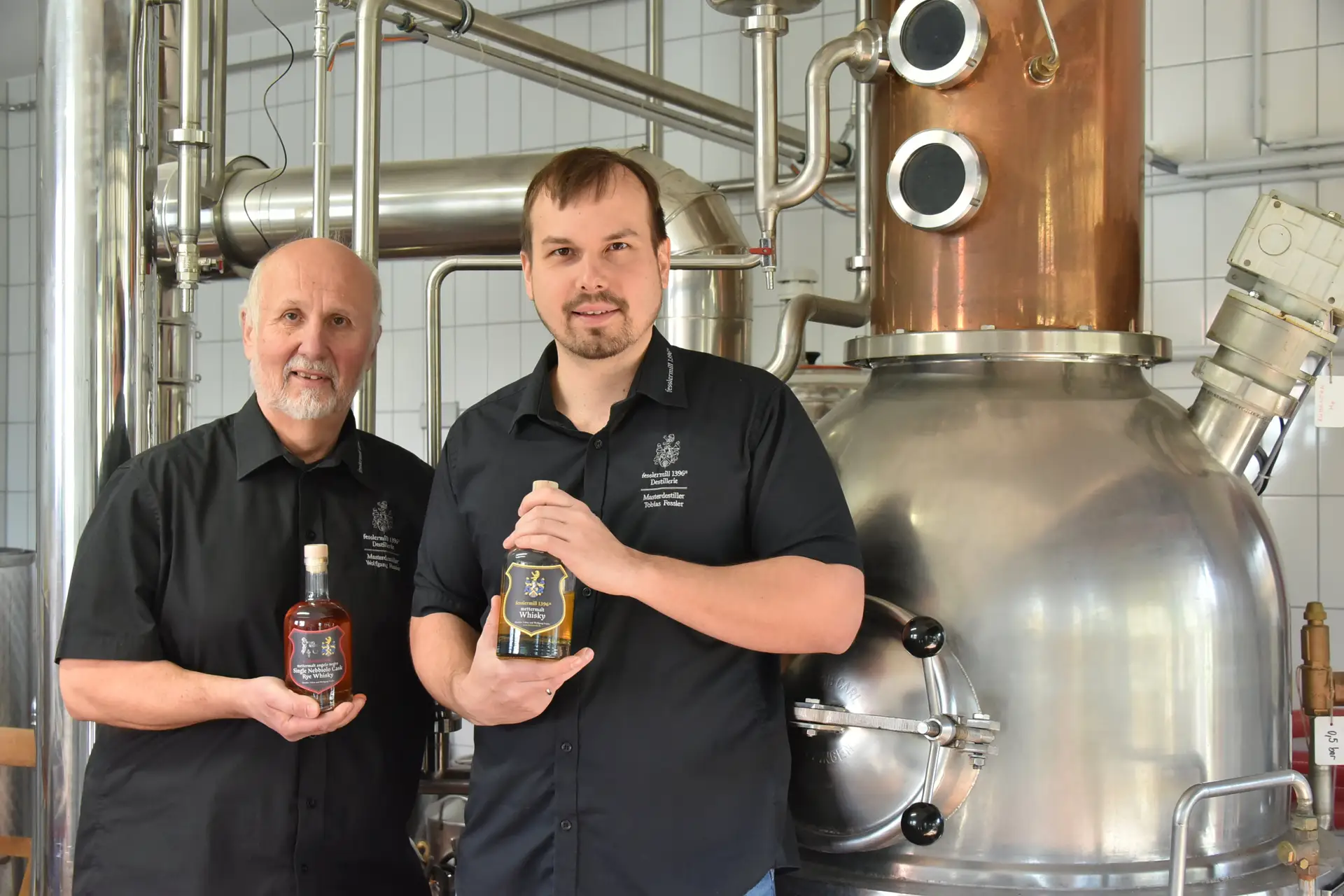 Wolfgang (l.) und Tobias Fessler (r.) öffnen im Rahmen der Gläsernen Produktion auch die Türen ihrer Destillerie (Fessler Mühle). Herzliche Grüße Franziska Schuster Büro Landrat Pressestelle Landratsamt Ludwigsburg Hindenburgstr. 40 71638 Ludwigsburg Tel: 07141 144-43612 Mail: Franziska.Schuster@landkreis-ludwigsburg.de