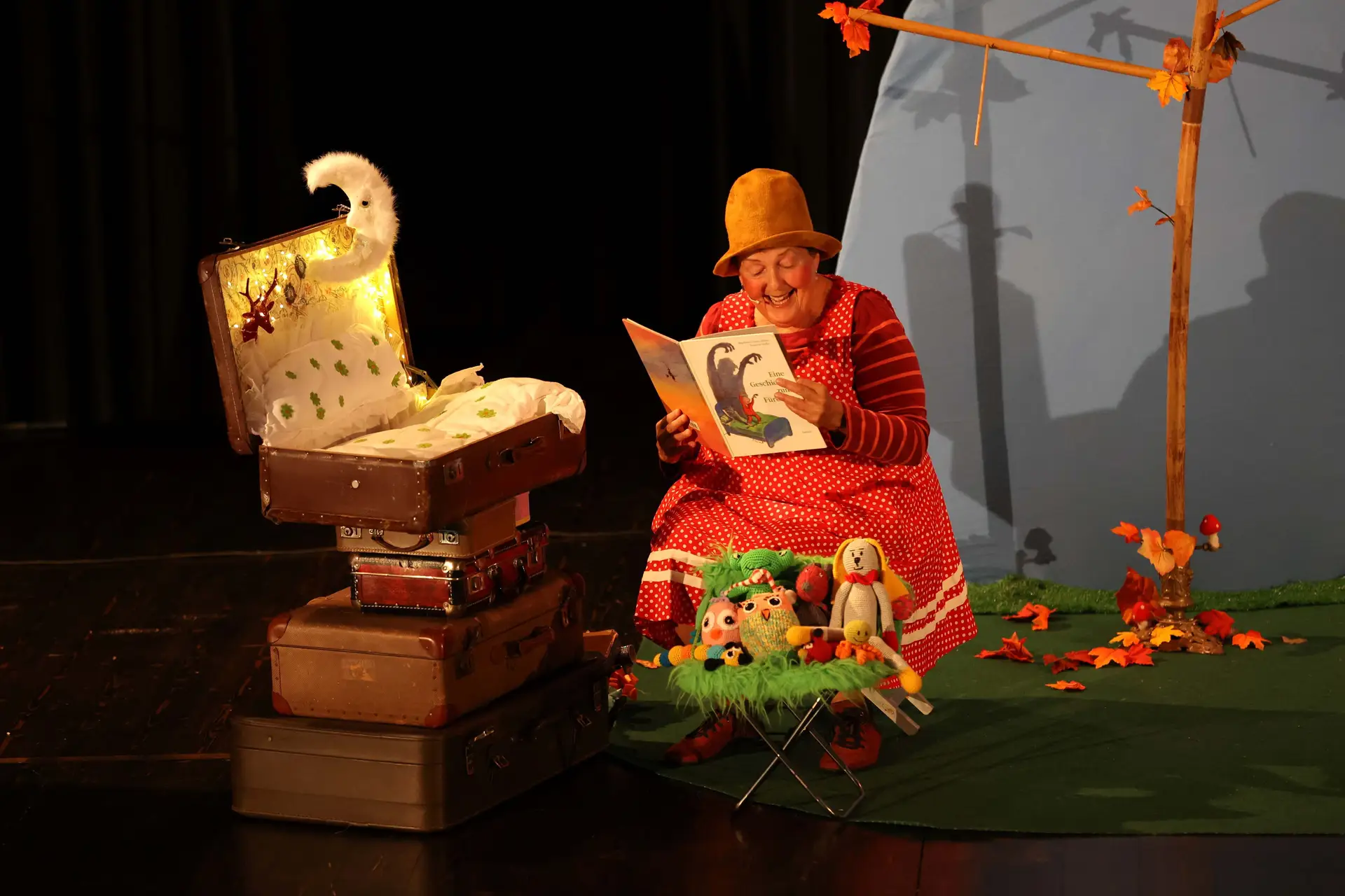 Eine clowneske Kindergeschichte mit Nelly und Koffern.