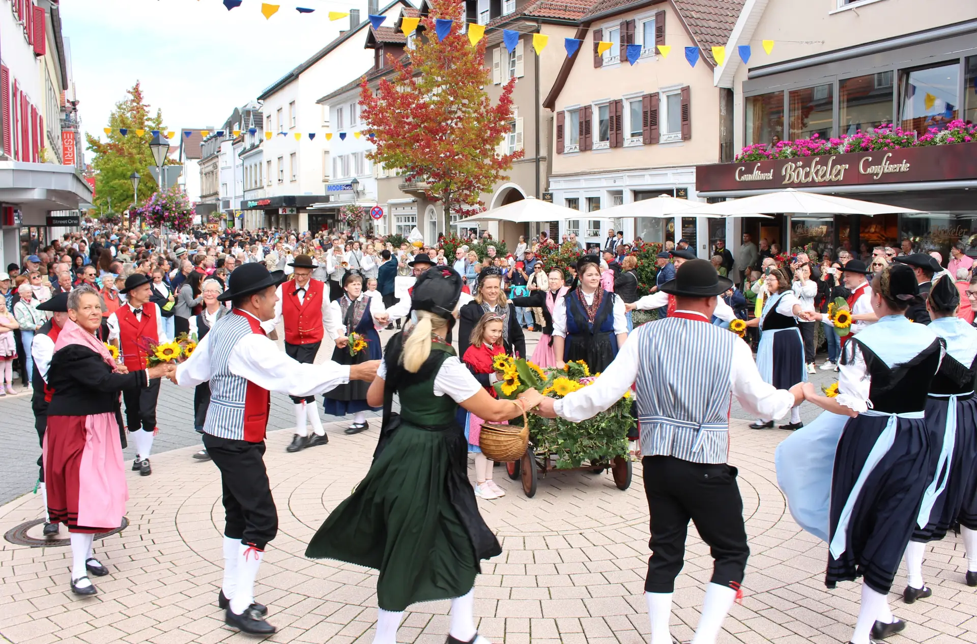 Bühler und auswärtige Gruppen und Vereine bringen wieder Musik, Tradition, aufwendig gestaltete Wagen und jede Menge Feststimmung auf die Straßen.