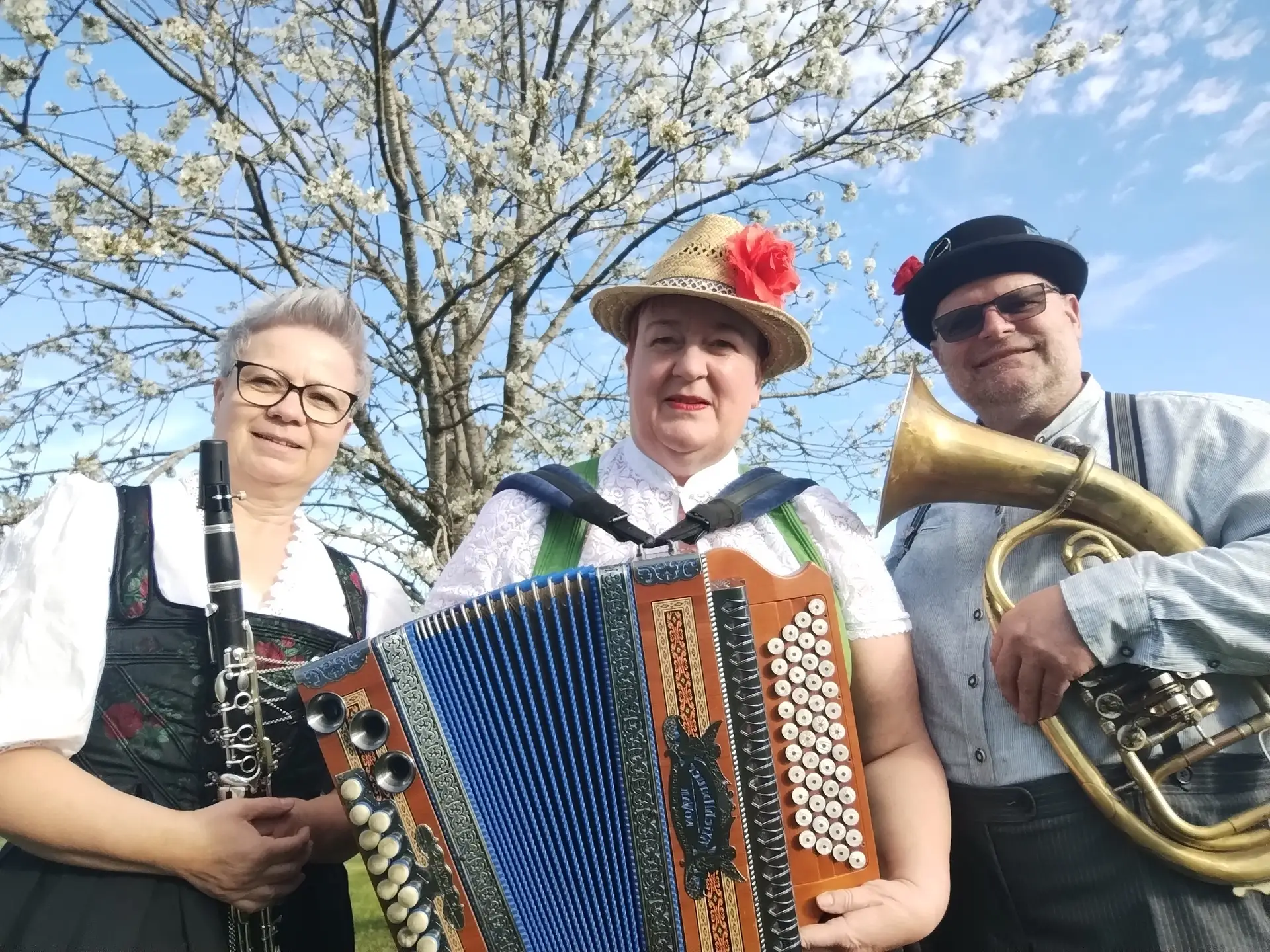 Die Musikgruppe „Do simmer“ mit Klarinette, Harmonika und Tenorhorn.