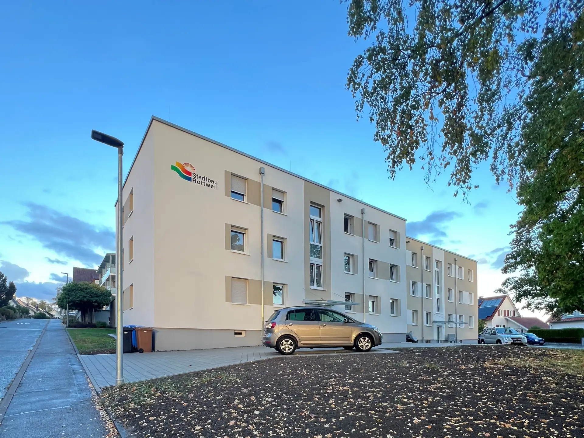 Die sanierten Wohngebäude in der Hochwaldstraße 1 und 3: Die Stadt Rottweil hat rund 1,5 Millionen Euro in die energetische Modernisierung und die Verbesserung der Wohnqualität investiert.