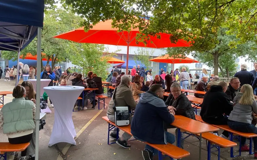 Foto zum Weststadtfest: eine Menschenmenge bei einer Veranstaltung im Stadtgebiet, vermutlich mit Blick auf eine Bühne oder Aktivitätsfläche.