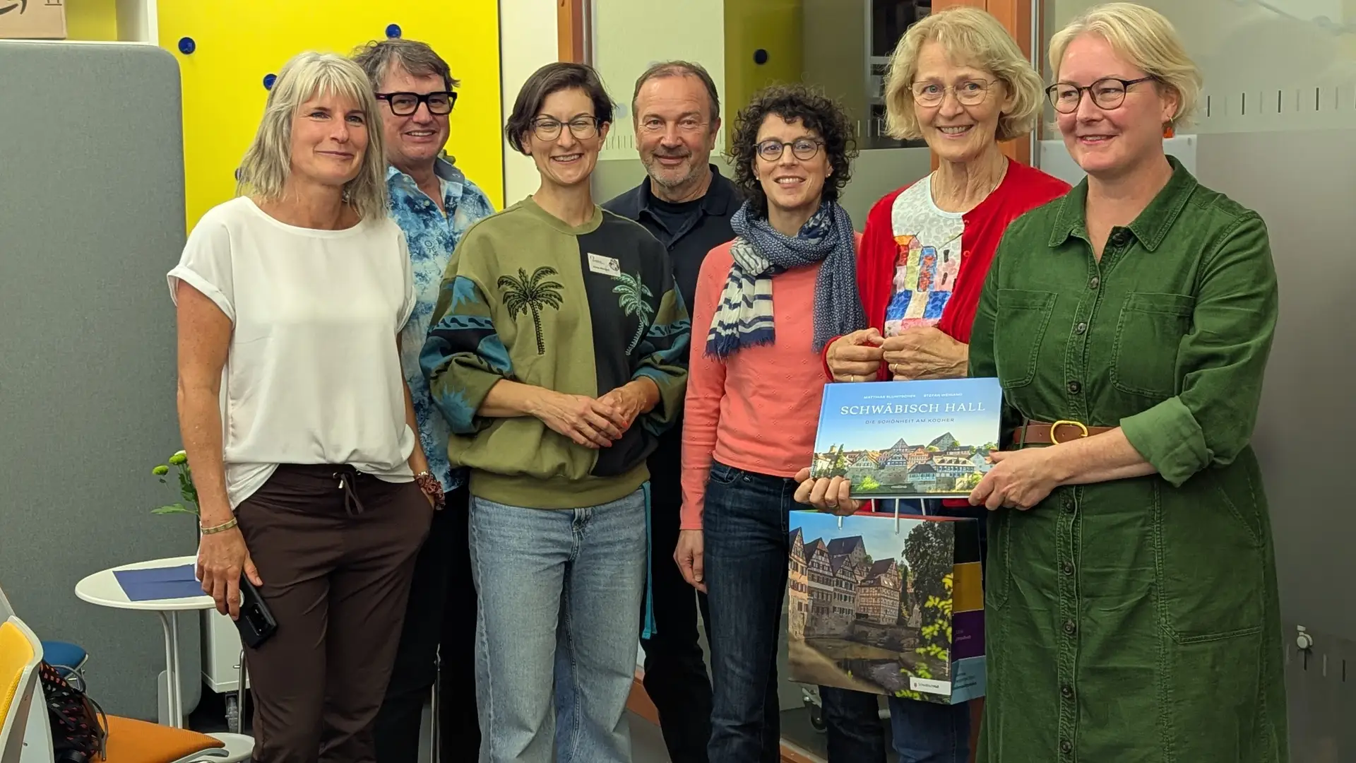 Gruppe von Personen bei einem Besuch im Kulturquartier in Neustrelitz, aufgenommen im Rahmen des Austauschs des Freundeskreises der Stadtbibliothek Schwäbisch Hall.