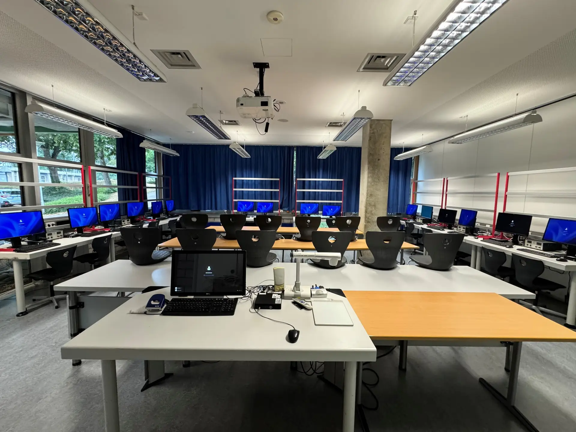 Foto von Netzwerktechnik bzw. IT-Schaltschränken mit Komponenten im Umfeld eines Beruflichen Schulzentrums.