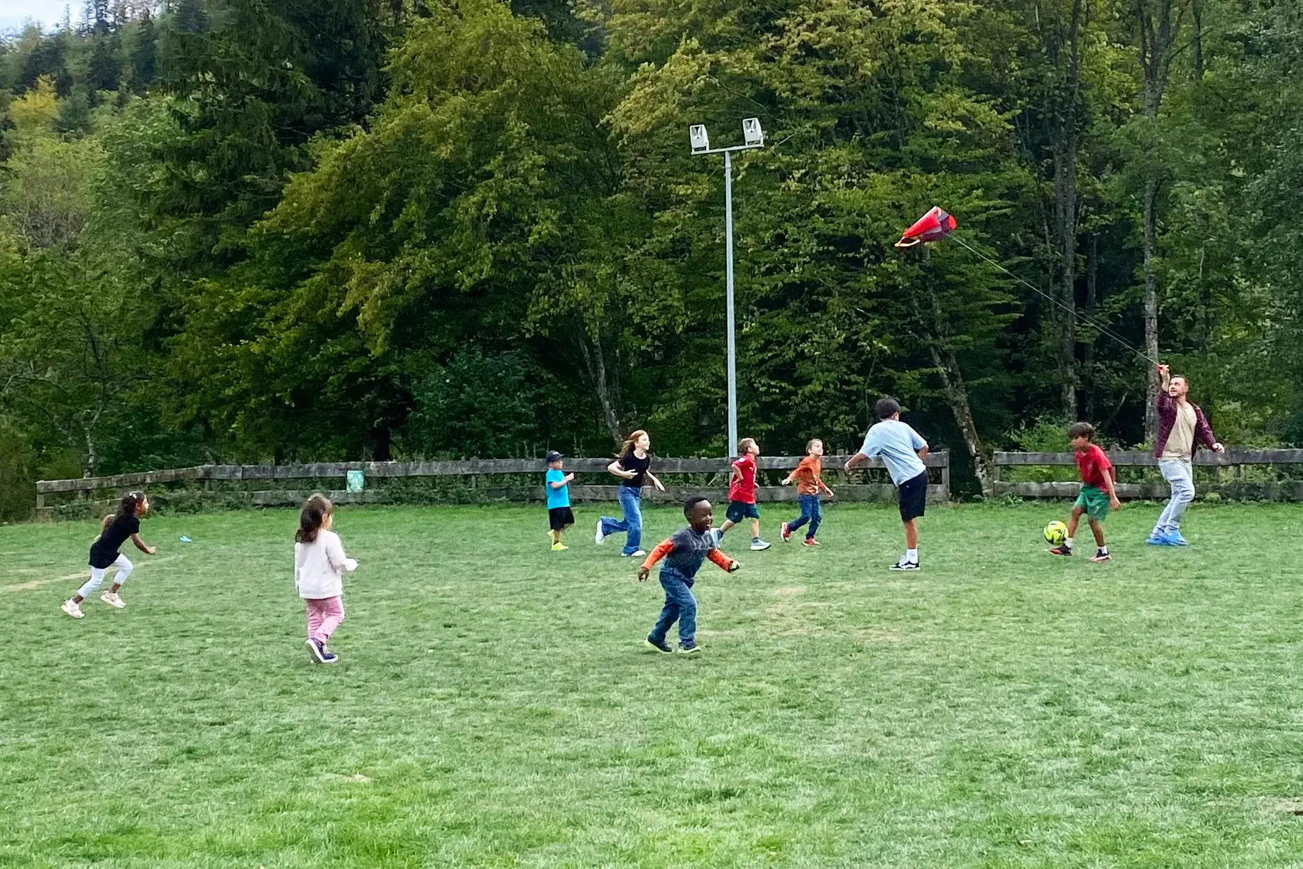 Pflegekinder und Pflegeeltern erleben beim Grillfest Spiel, Spaß und Gemeinschaft in Margsrethausen.