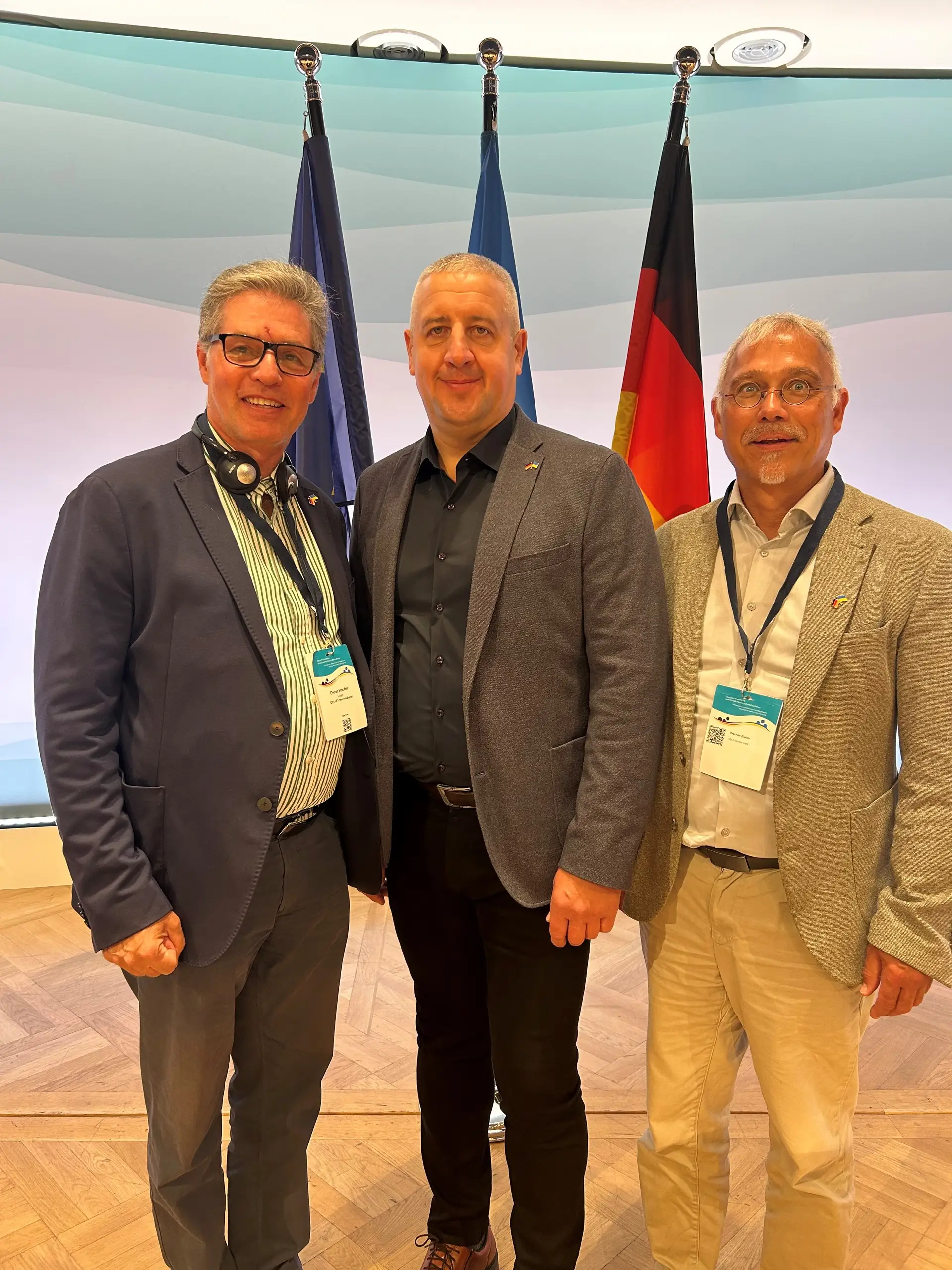 Dieter Stauber, Ivan Pavlenko und Werner Nuber stehen bei der Deutsch-Ukrainischen Partnerschaftskonferenz in Berlin nebeneinander.