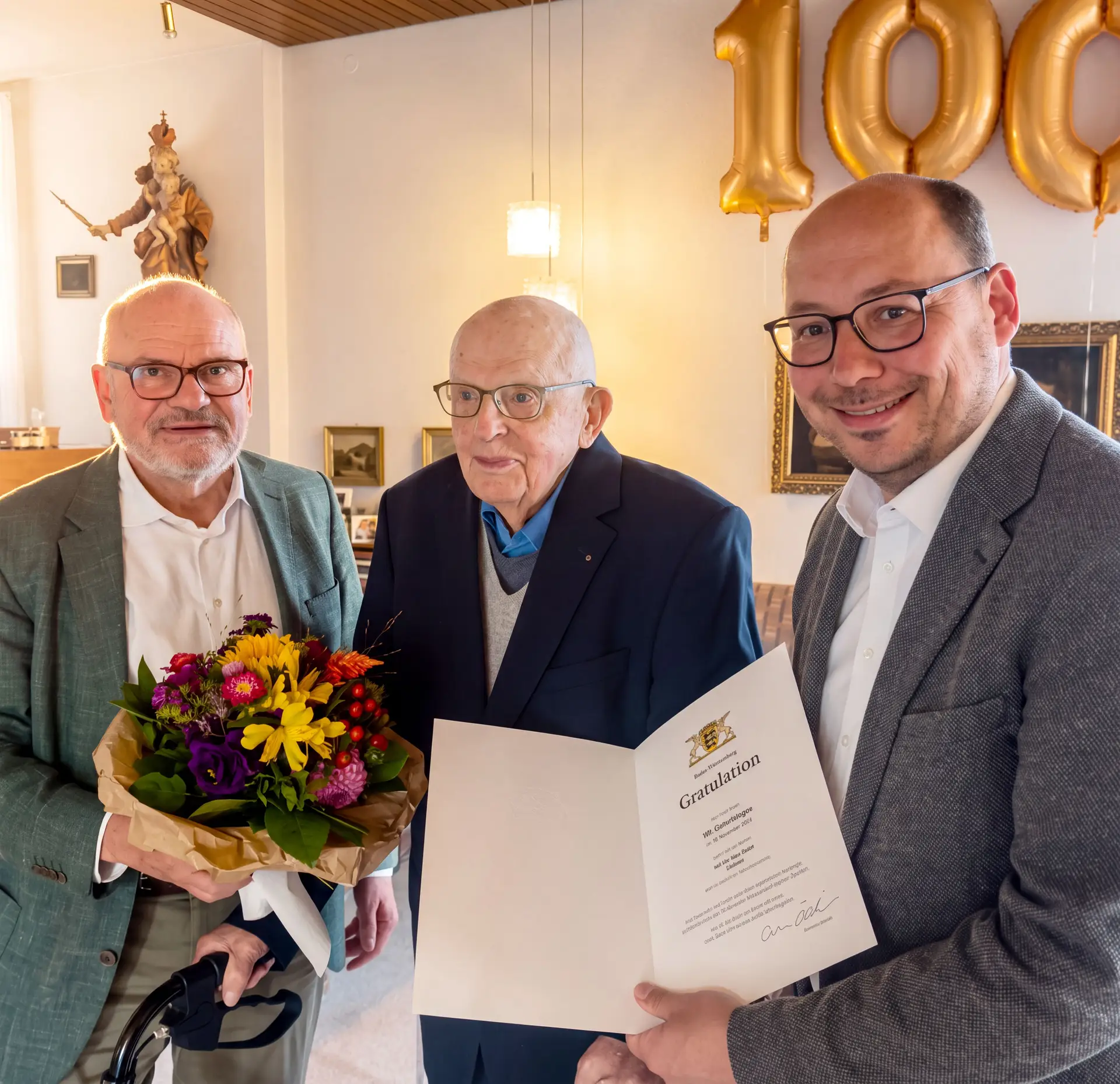 Von links: Sohn Thomas Eilfort, Jubilar Prof. Dr.-Ing. Hans Eilfort und Oberbürgermeister Dr. Christian Ruf bei der Gratulation zum 100. Geburtstag. (