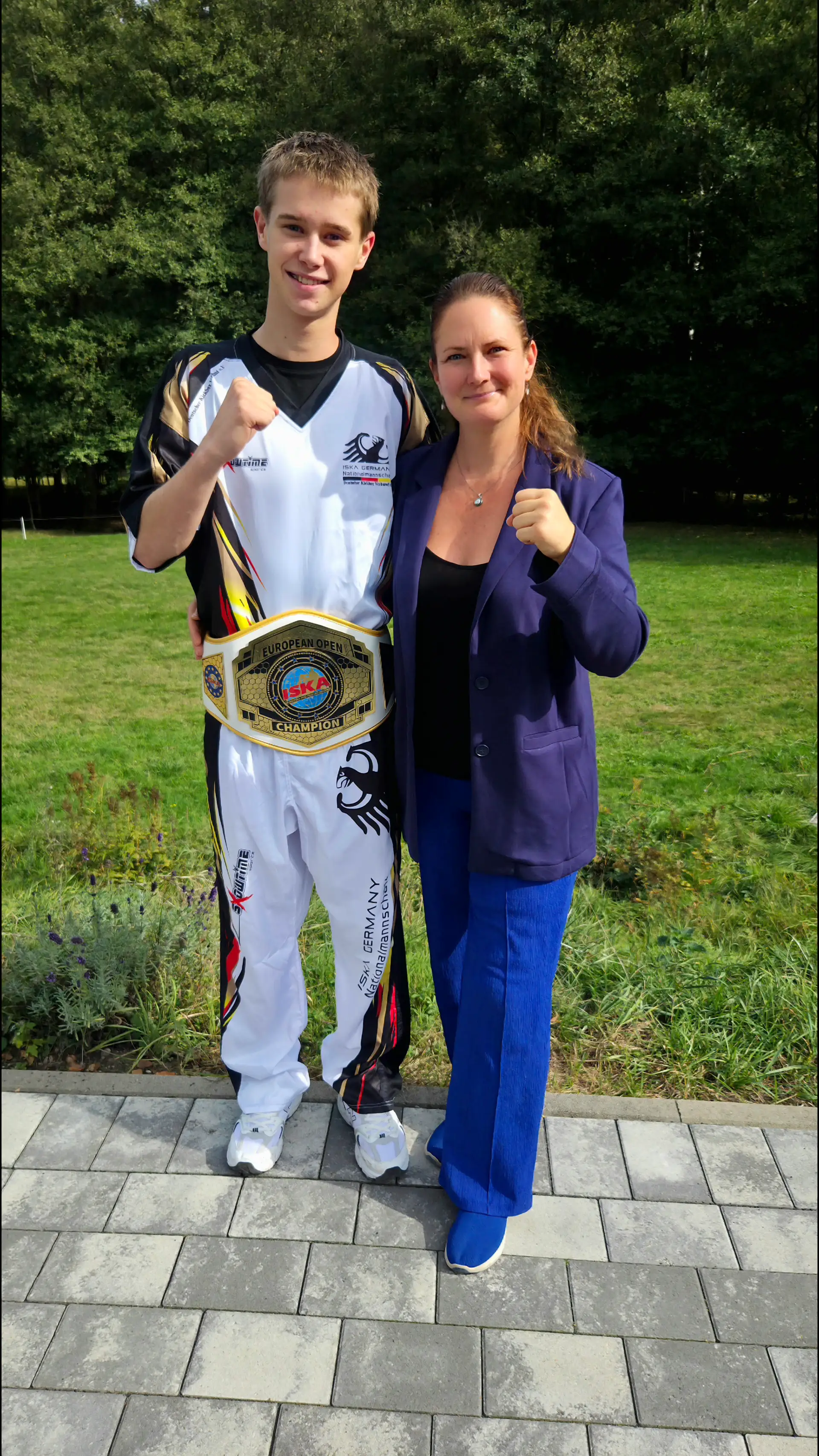 Luca Plocher steht neben Bürgermeisterin Sabine Zenker.