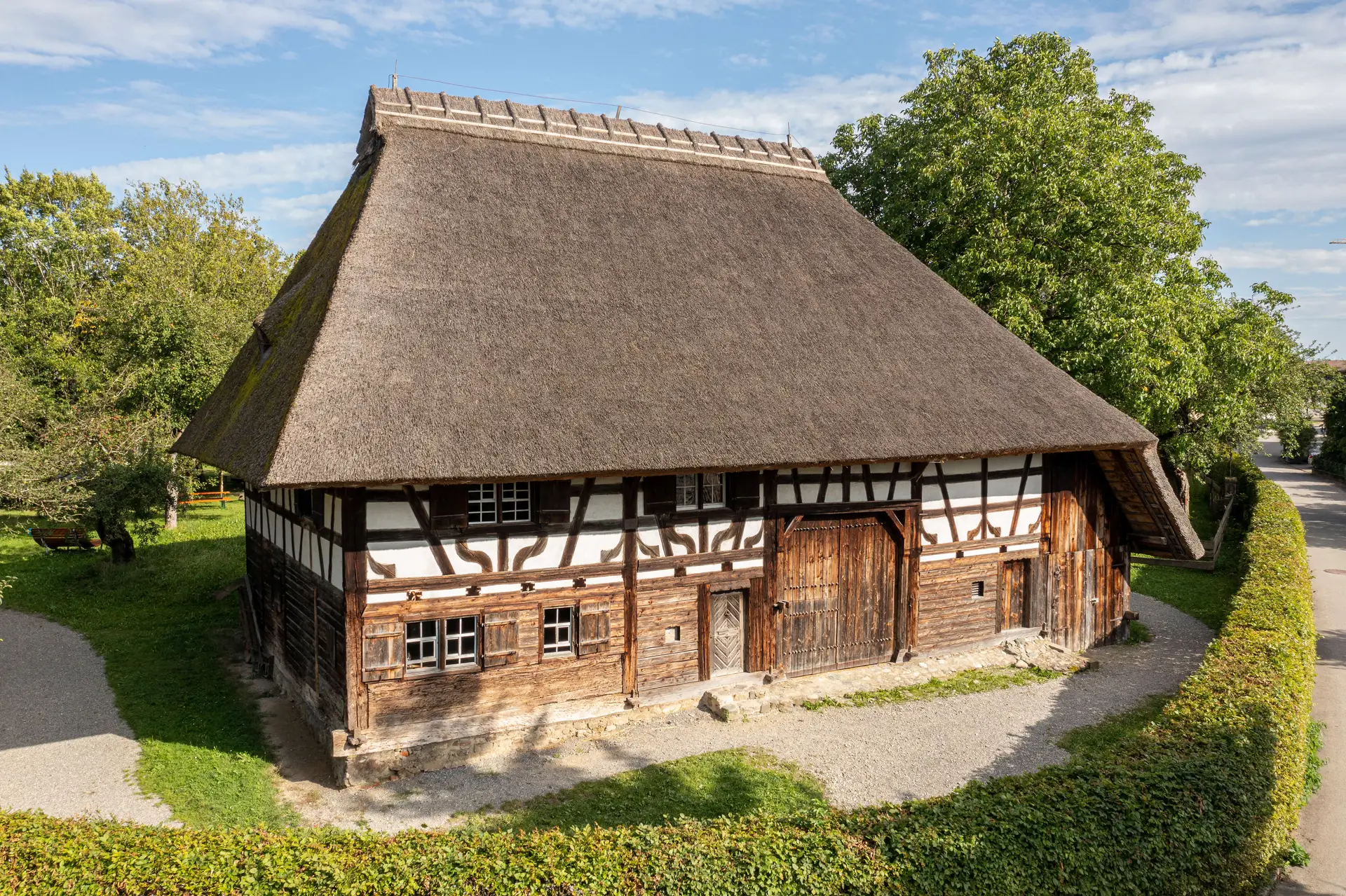 Am Sonntag, 1. November, berichtet Zimmerermeister Joachim Sälzle in zwei Führungen im Museumsdorf Kürnbach von Hausbau, Fachwerk und Strohdächern.
